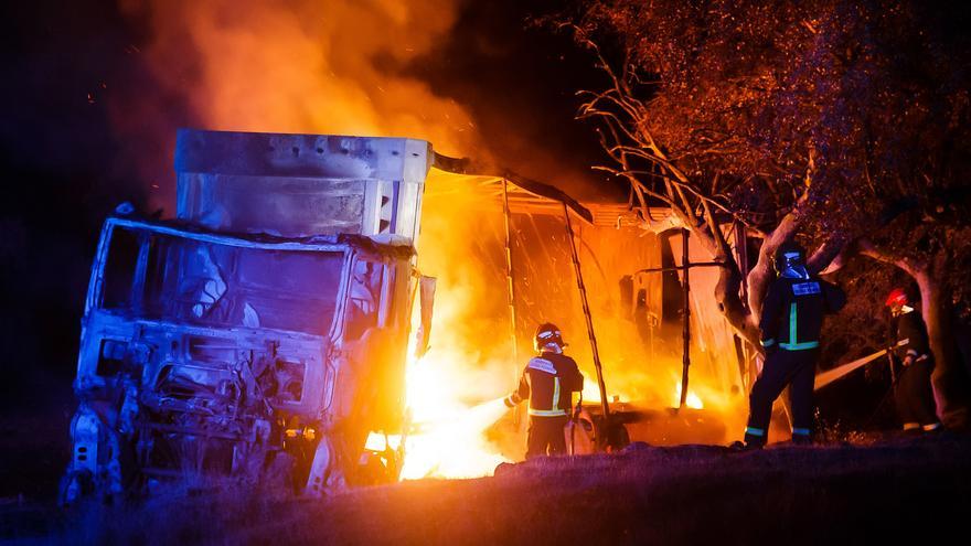 Arde un camión cargado de tapones de corcho a la altura de Pedro Toro (Salamanca)