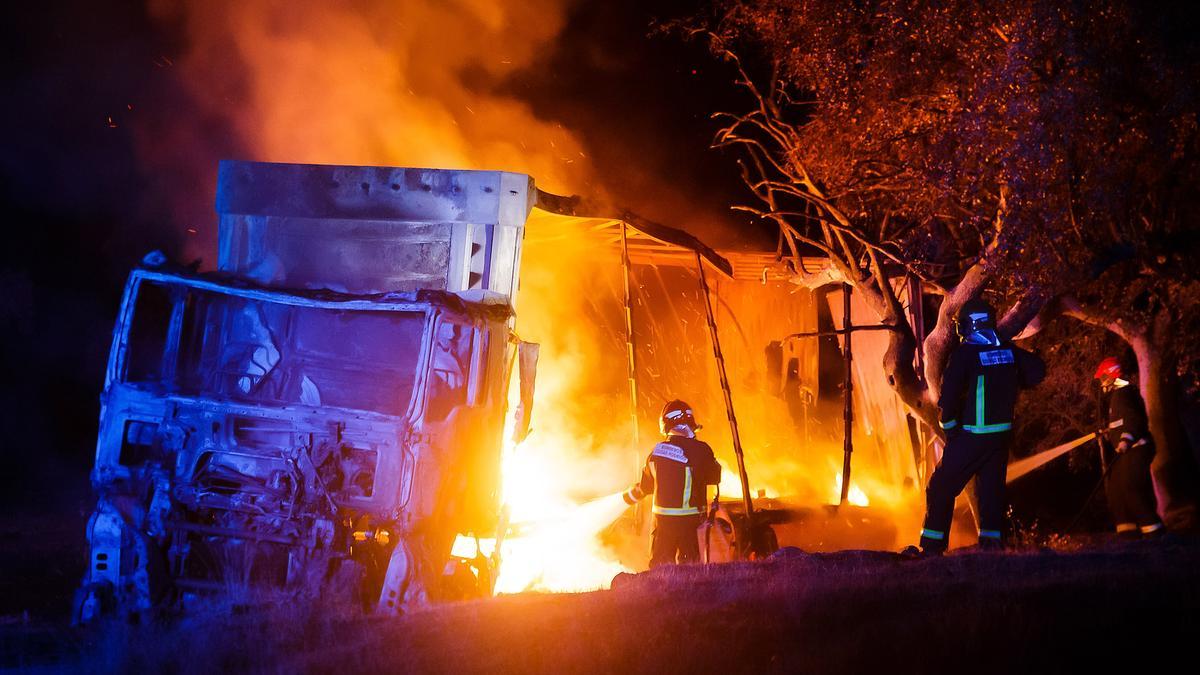 Bomberos durante las labores de extinción de las llamas.