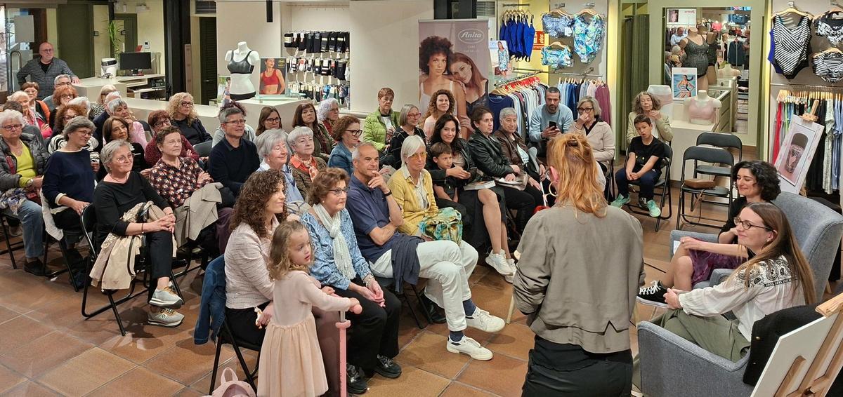 Un moment de la presentació del llibre de Neus Martí a la botiga Bonet de Figueres.