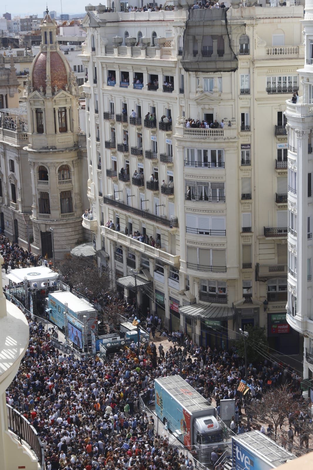 Llenazo en la plaza del Ayuntamiento desde más de una hora antes de la mascletà