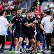 DjMariio reclamando explicaciones al árbitro tras el gol fuera de tiempo en el Mundial de la Kings League
