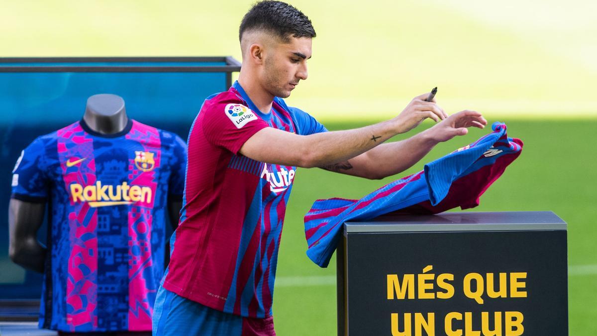 Ferran Torres asiste durante su presentación como nuevo jugador del FC Barcelona