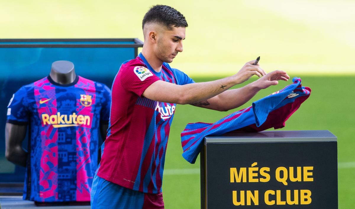 Ferran Torres durante su presentación como nuevo jugador del FC Barcelona. 