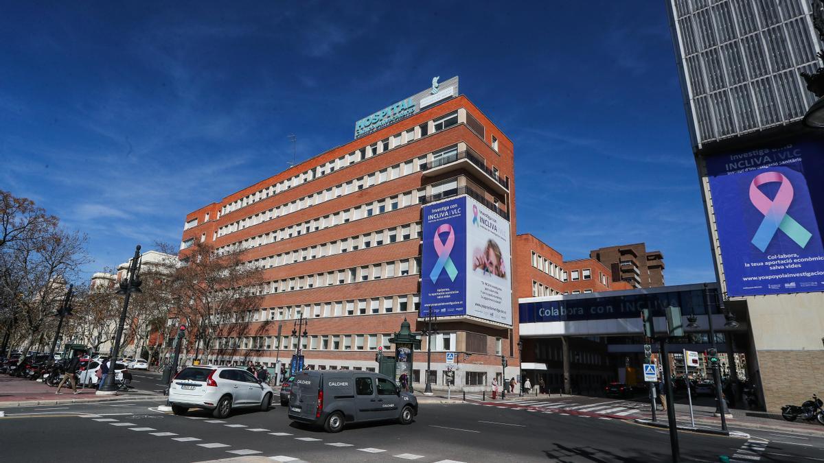 El edificio principal del Hospital Clínico de València, a la izquierda y el bloque materno infantil a la derecha.