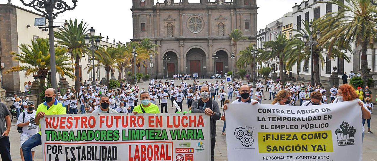 «Los que estamos nos quedamos», uno de los lemas de la manifestación de la plantilla temporal. | | JUAN CASTRO