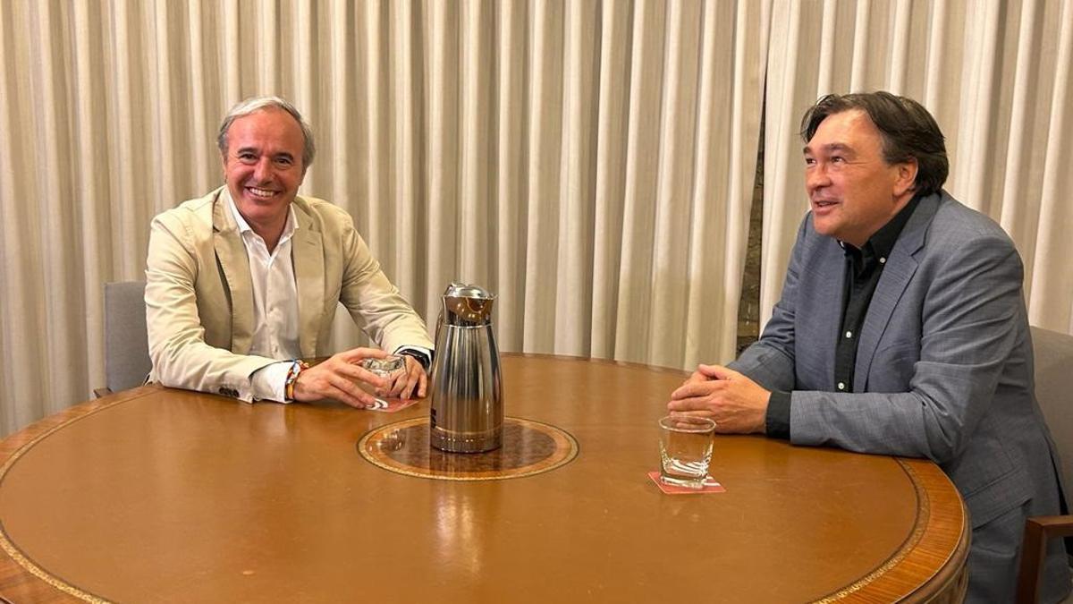 El candidato del PP a la Presidencia de Aragón, Jorge Azcón, y el diputado de Teruel Existe, Tomás Guitarte, en una reunión en La Aljafería.