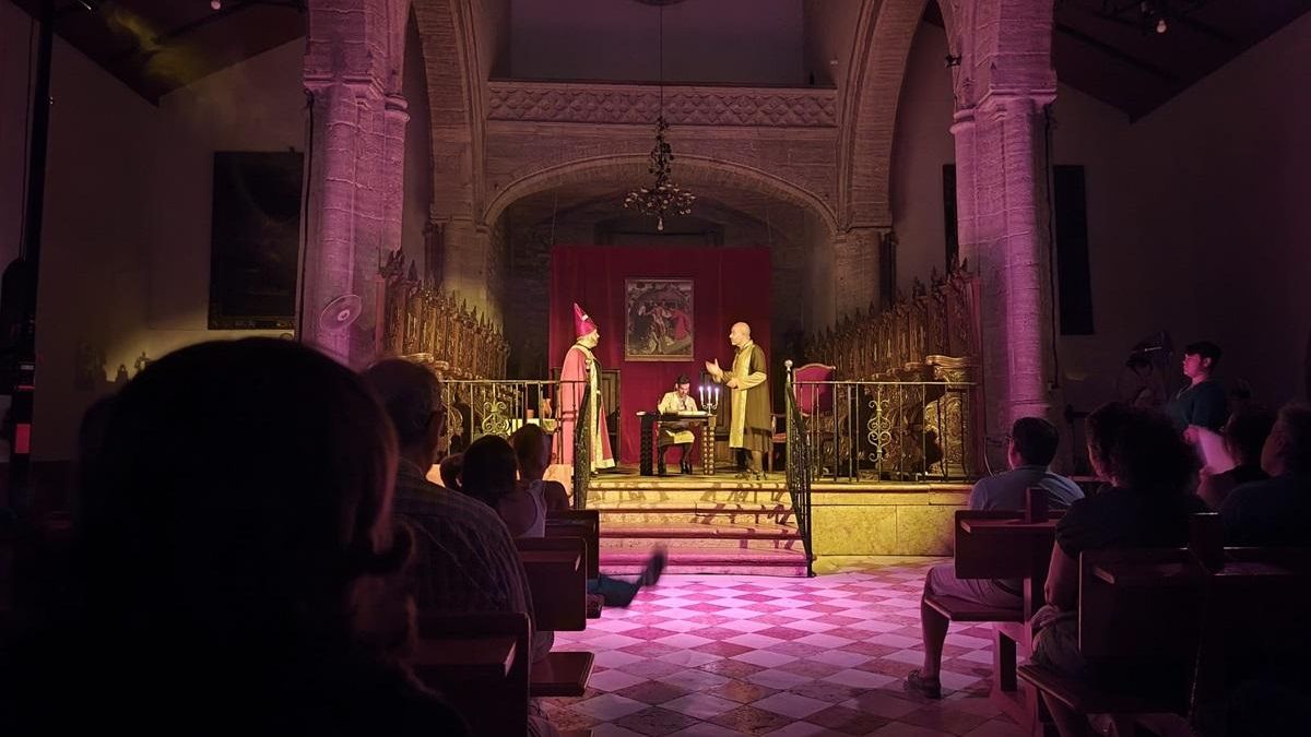 Primera escena en la parroquia del Soterraño, con la aparición del obispo de Córdoba, su escribano y Yáñez Dovinal, tras la adjudicación del señorío.