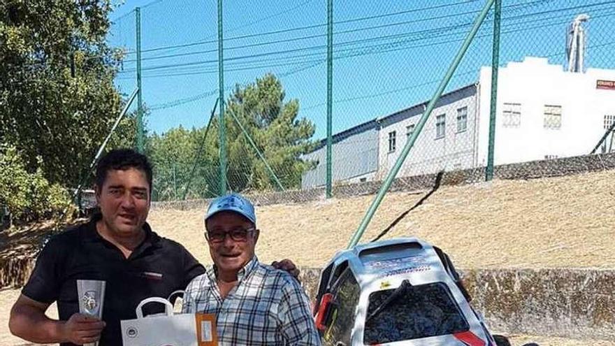 Jesús Vázquez, Choqueiro (iz.), con el trofeo. // FdV