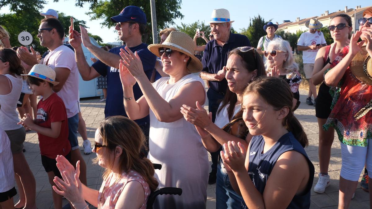 Aplausos y vítores al paso de la Serranica.