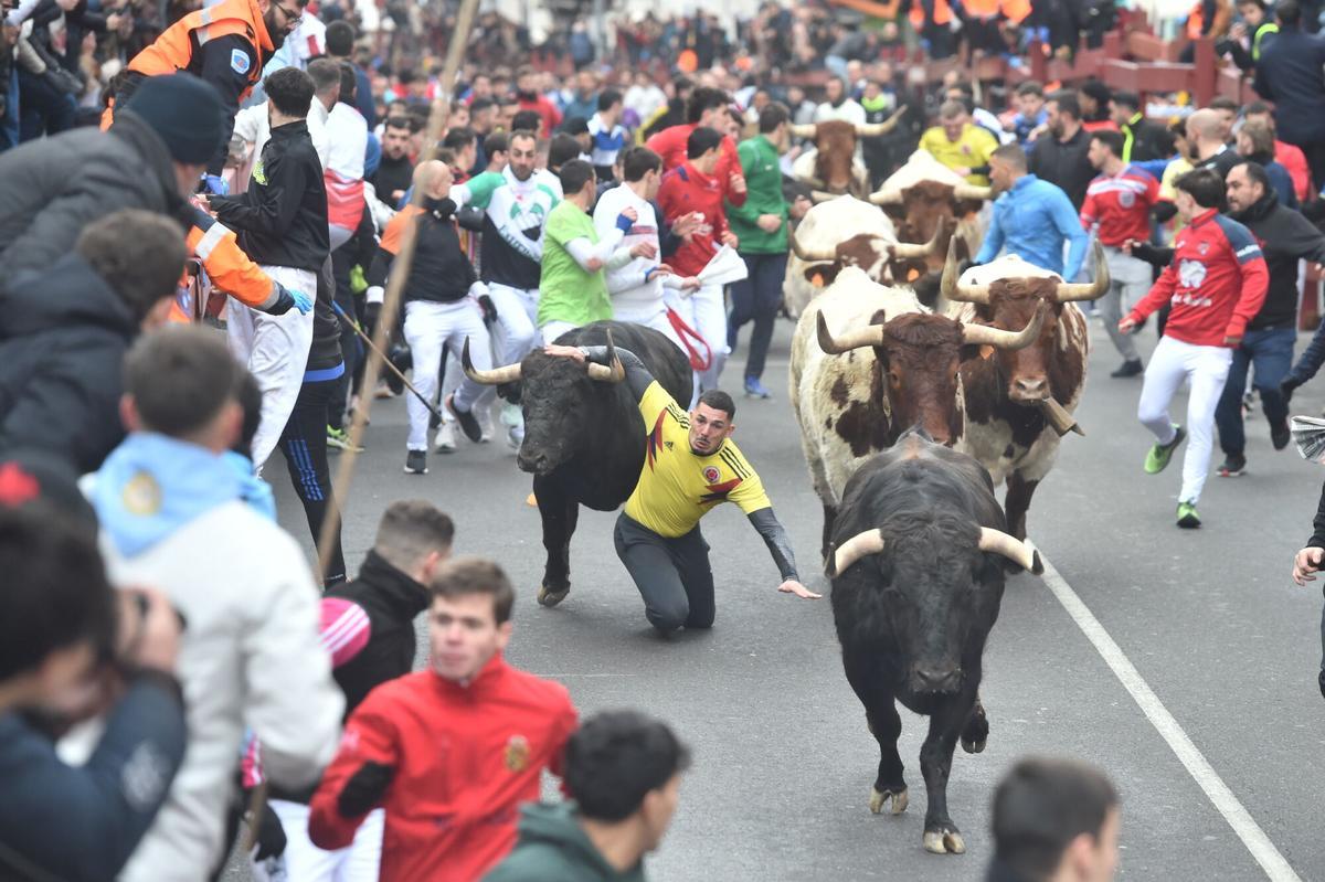 Varios corredores durante uno de los ‘encierros blancos’ de San Sebastián de los Reyes.
