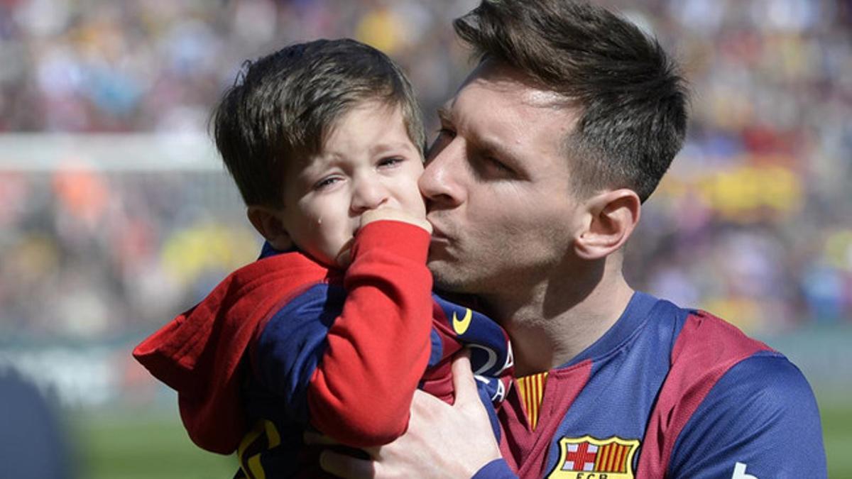 Leo sostiene en brazos y besa a su hijo Thiago antes del partido Barça-Rayo del pasado domingo