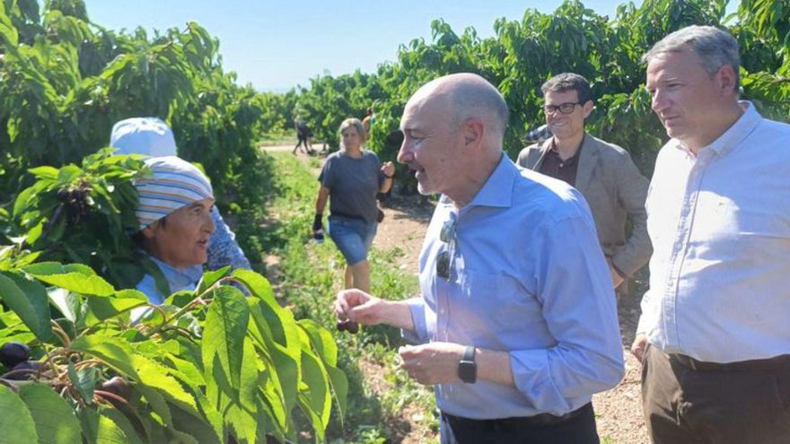 Beltrán, delegado del Gobierno de Aragón, en la visita. | SERVICIO ESPECIAL