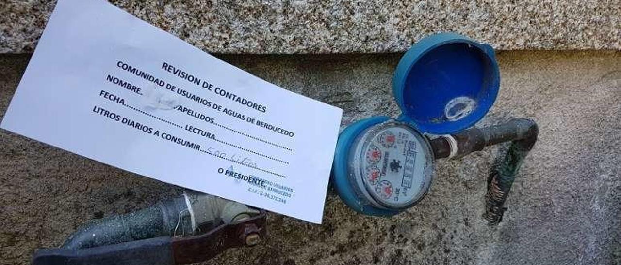 Aviso de restricciones de consumo en un contador de Moaña. // G. N.