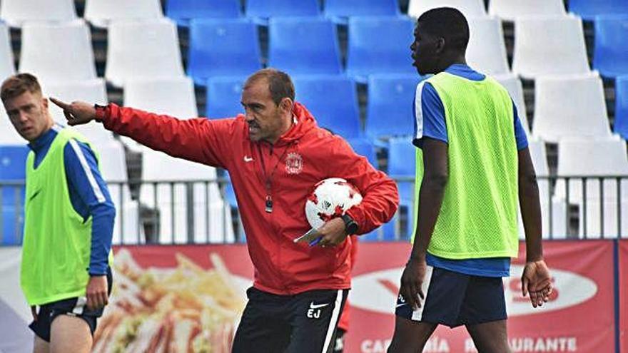 Eloy Jiménez, nuevo técnico del Lugo y exfutbolista de la UD, en un entrenamiento con el Fuenlabrada.