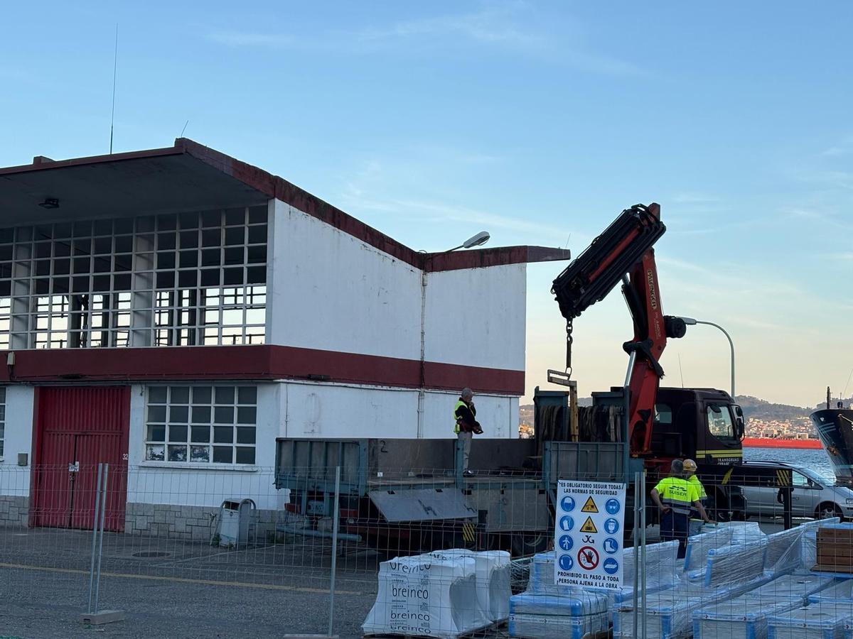Trabajadores en los antiguos almacenes de los armadores en O Berbés, donde se levantará la nueva nave de rederas.