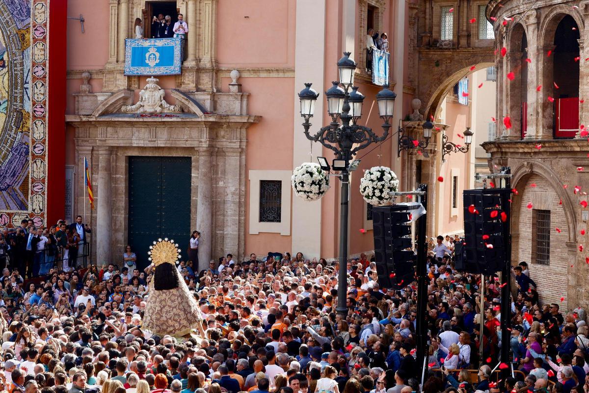 La Virgen sale al Traslado con un manto "Terreta" donado por la fallera mayor de València