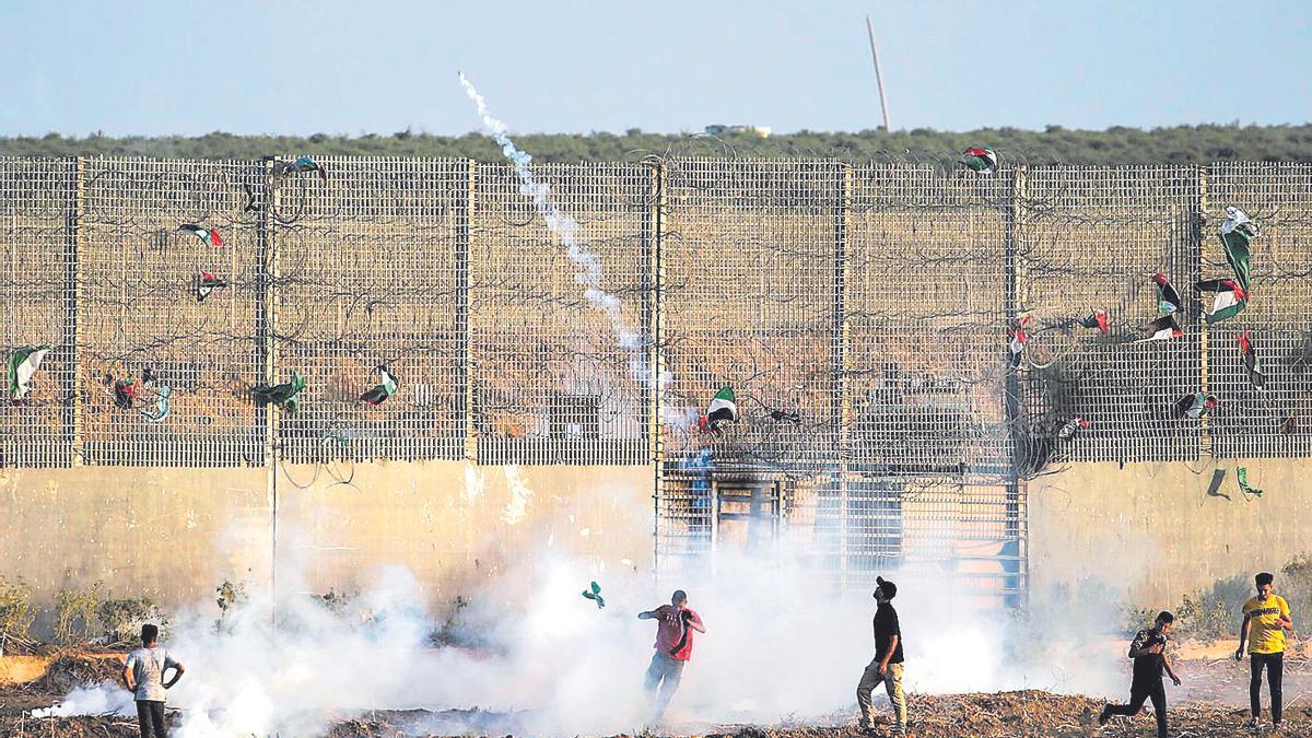 Palestinos intentando repeler ataques de las tropas israelíes en la franja de Gaza