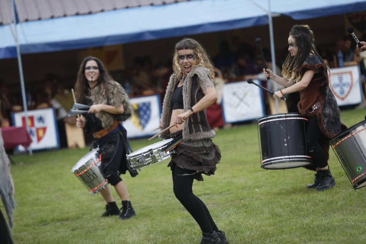 Exconxuraos hasta la bandera: espectacular noche en Llanera, con la gran cena medieval y la fiesta del fuego