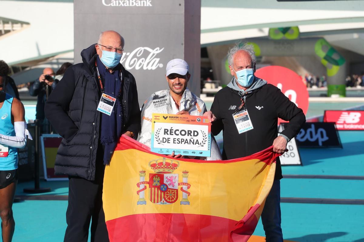 Hamid Ben Daoud, junto a Juan Roig y Paco Borao tras su récord de España