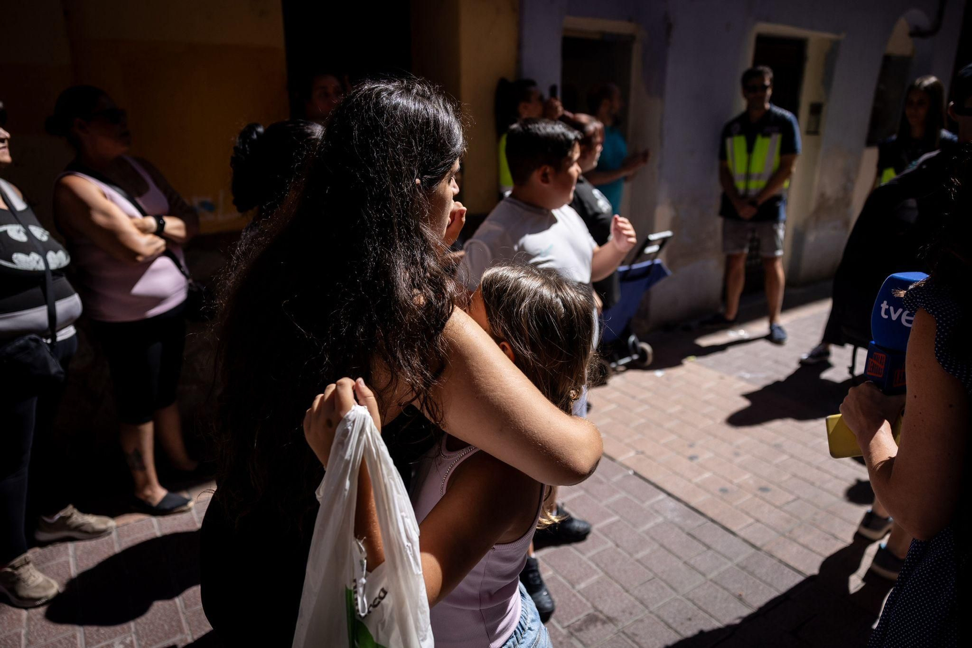 En imágenes |  Zaragoza se moviliza contra el desahucio de Samanta: "Es injusto lo que está pasando"