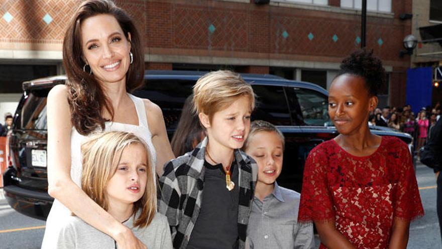 Angelina Jolie, con cuatro de sus hijos