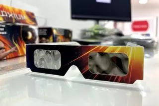 La odisea de encontrar gafas para el eclipse en Sevilla: "No quedan ya, pero por la tele se ve estupendamente"