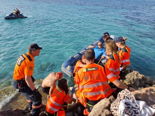 Rescatan a un joven herido al saltar al mar desde las rocas en Son Verí