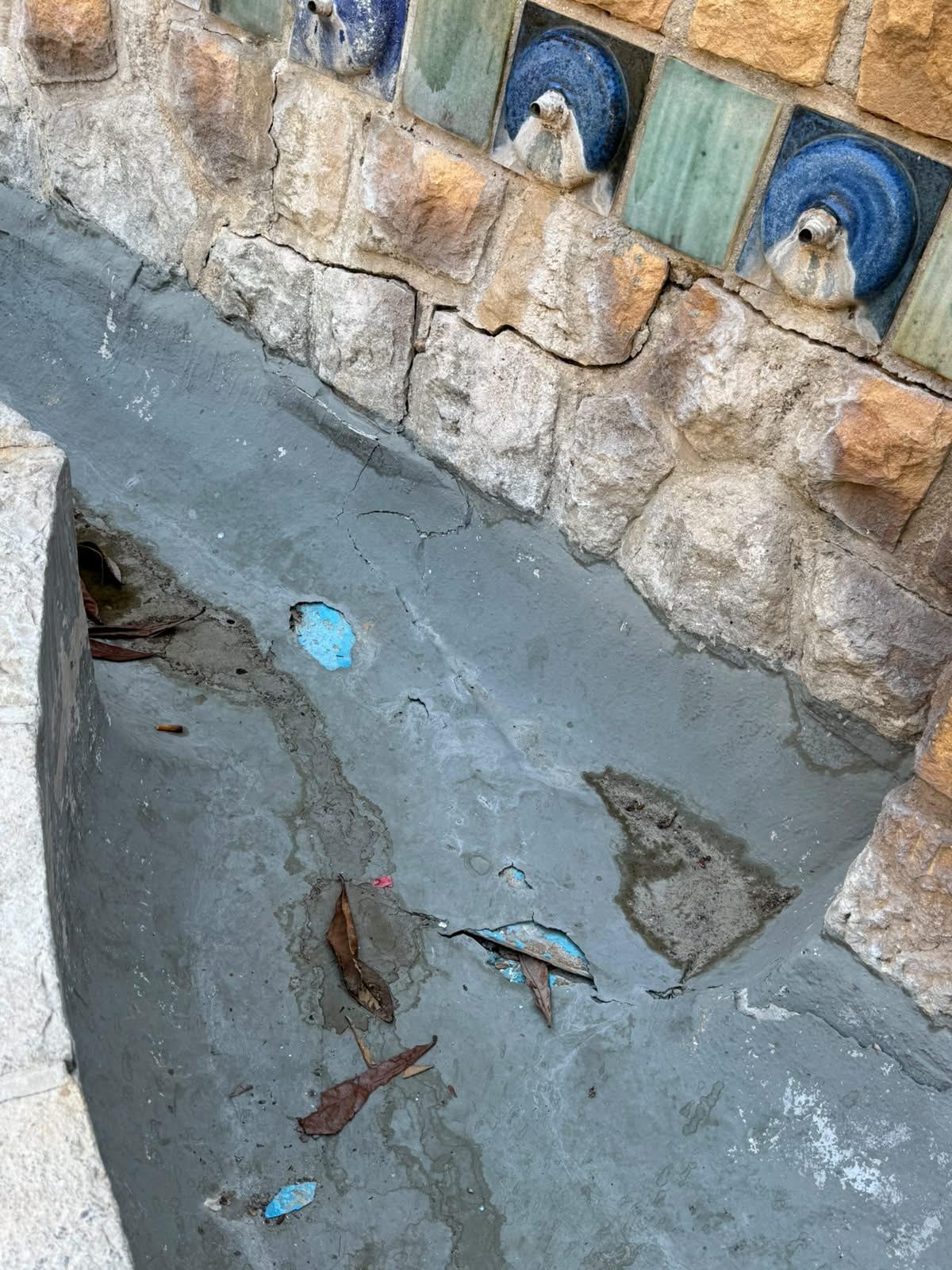 Aspecto deteriorado de una parte de la estructura de la fuente.