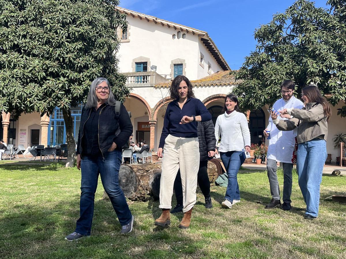 Professionals caminant al Parc Hospitalari Martí i Julià de Salt.