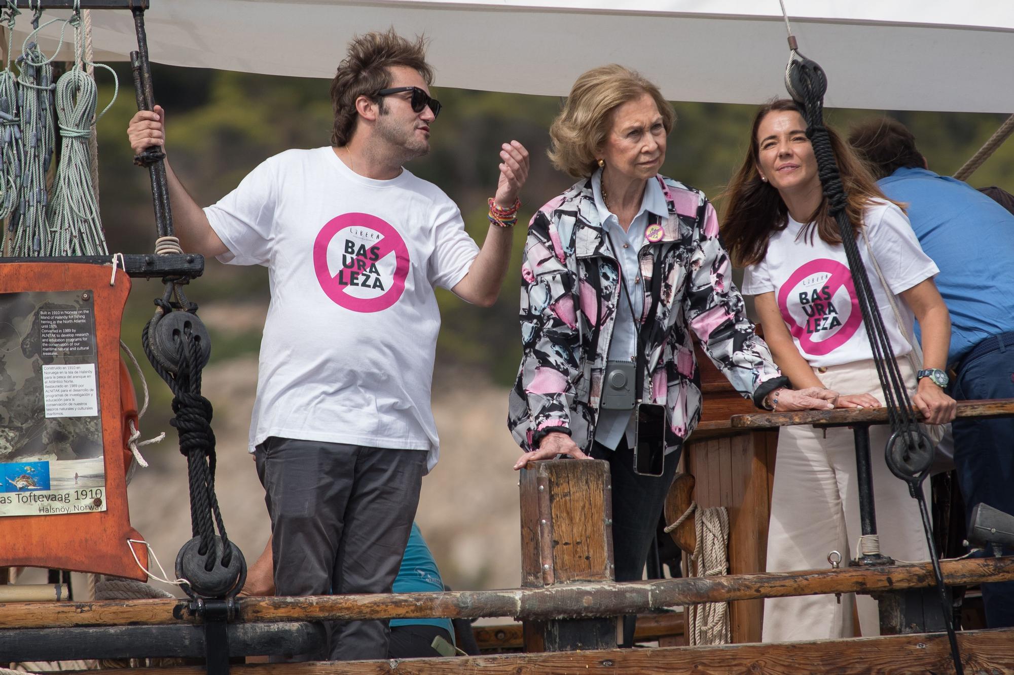 La Reina Sofía participa en la recogida de residuos marinos en Mallorca