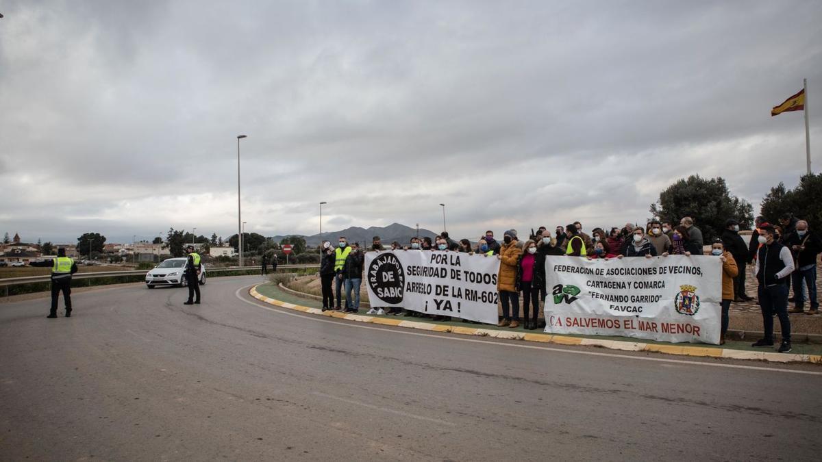 Empleados de Sabic y vecinos de la FAVAC, ayer, manifestándose.