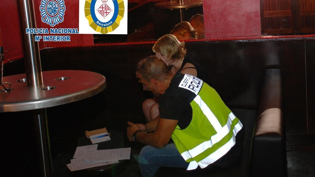 Inspección en un club de alterne donde se explotaba sexualmente a mujeres, en una imagen de archivo.