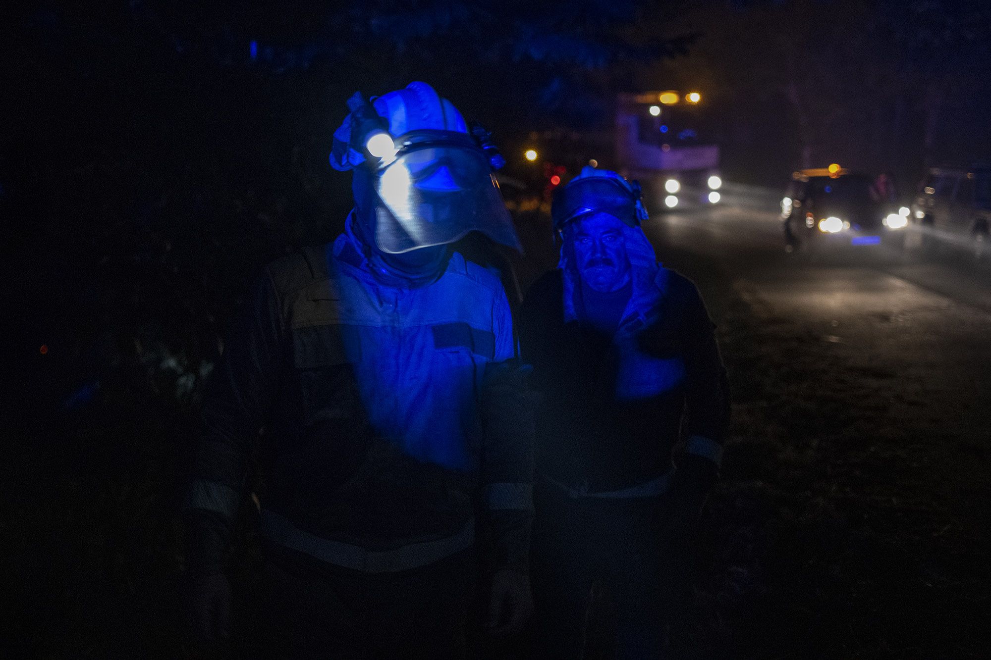 Bomberos forestales, trabajando de noche en la extinción del incendio de O Irixo, Dozón y Lalín