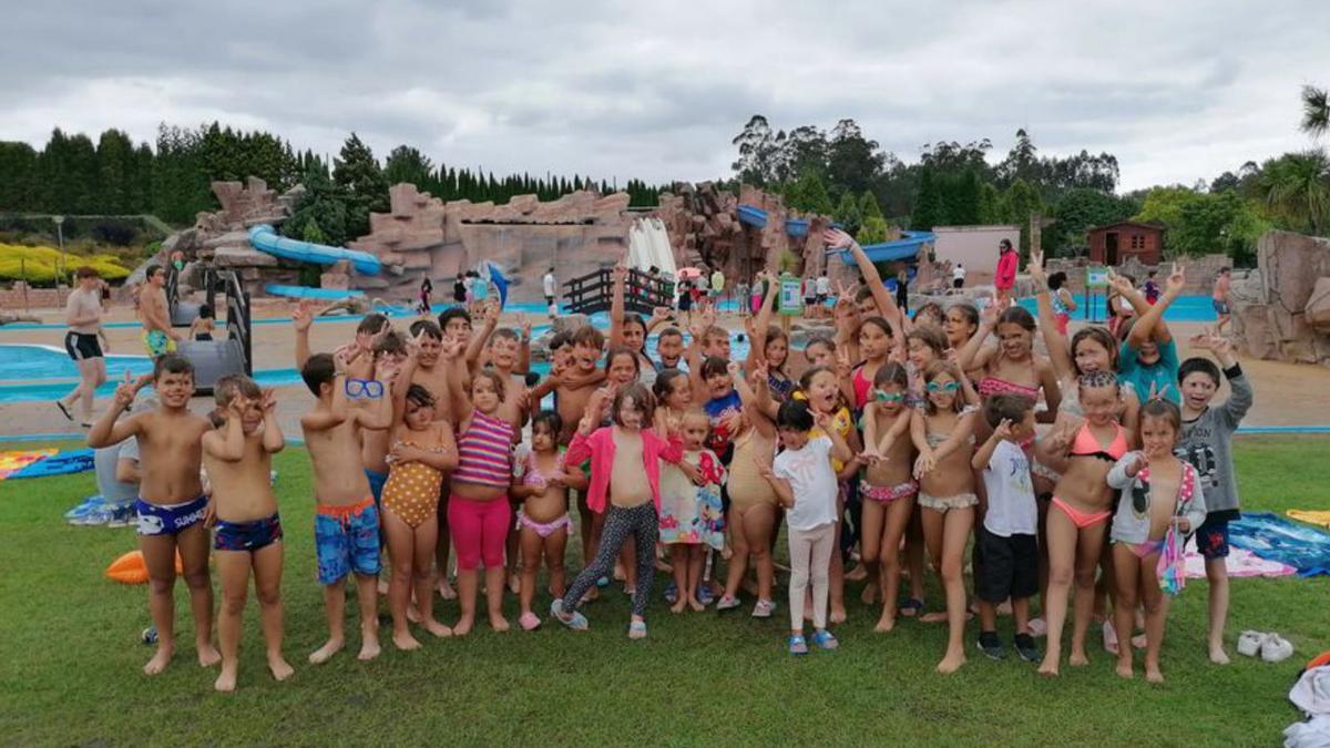 Unos 50 menores visitaron el parque acuático de Cerceda.