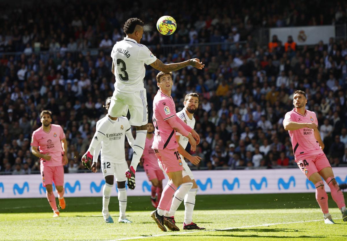 Militao remata el segundo gol del Real Madrid ante el Espanyol.