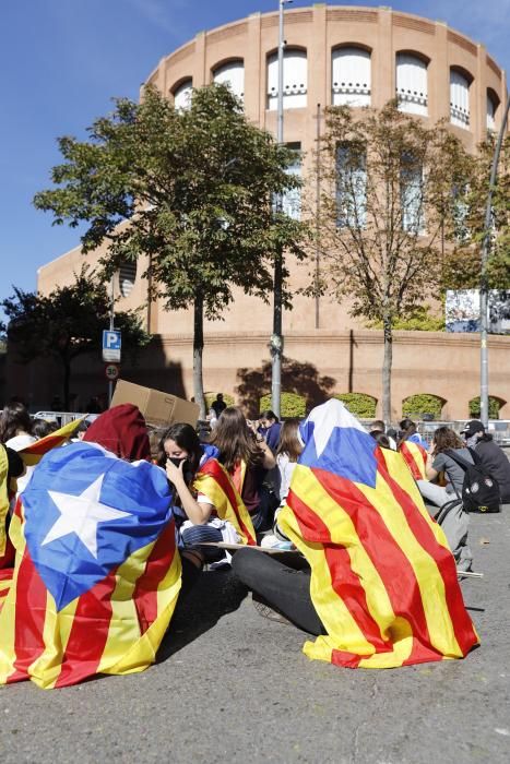Un centenar d'estudiants tallen durant uns minuts la carretera de Barcelona, a Girona