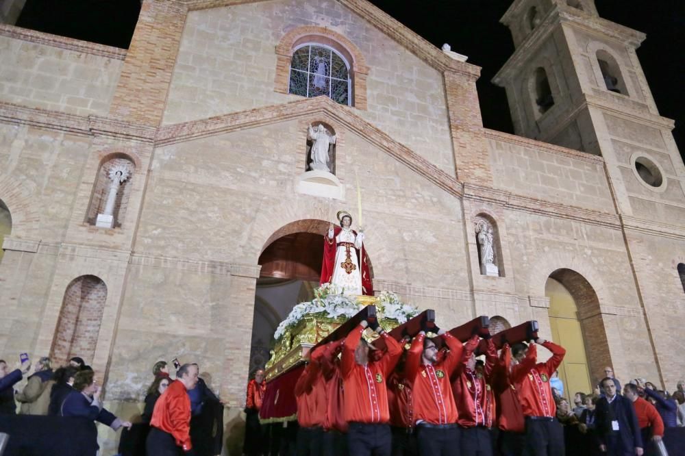 Algunas de las imágenes decanas de la Semana Santa se acercaron al mar y los paseos en Martes Santo