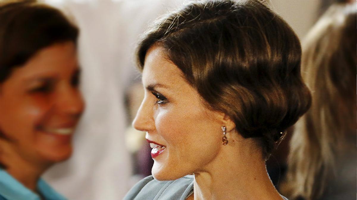 Letizia causa sensació a Miami amb un ’look’ anys 20 a joc d’un model de Felipe Varela.