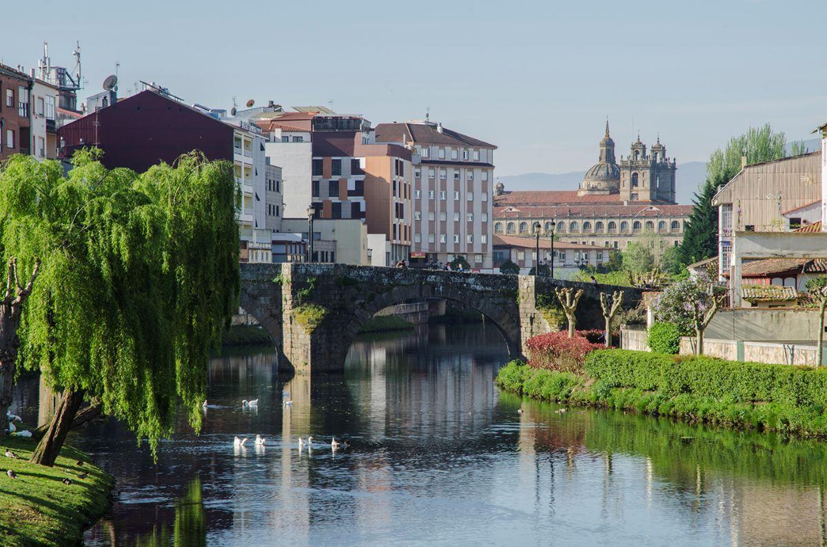 En tu paseo por Monforte de Lemos podrás cruzar su puente romano y perderte por su casco histórico.