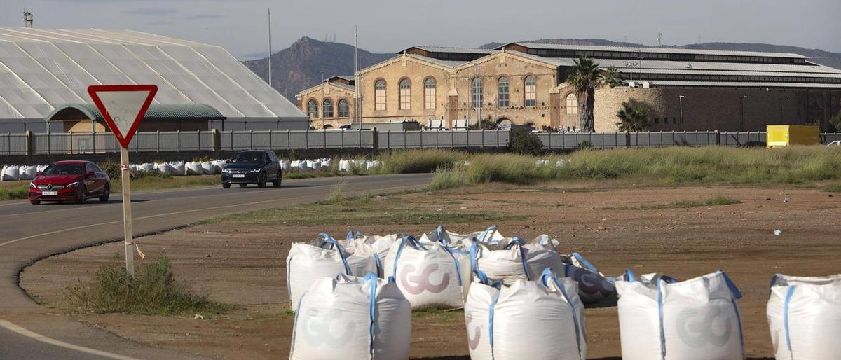 Materiales preparados para el vallado del Malecón de Menera.