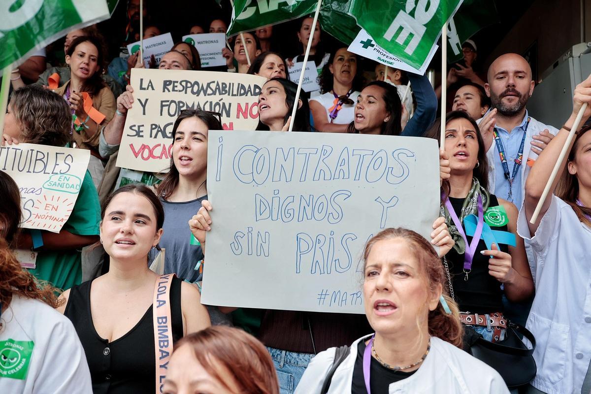 Concentración de matronas en el Hospital La Candelaria bajo el lema 'Nada que celebrar' Concentración de matronas en el Hospital La Candelaria bajo el lema 'Nada que celebrar'