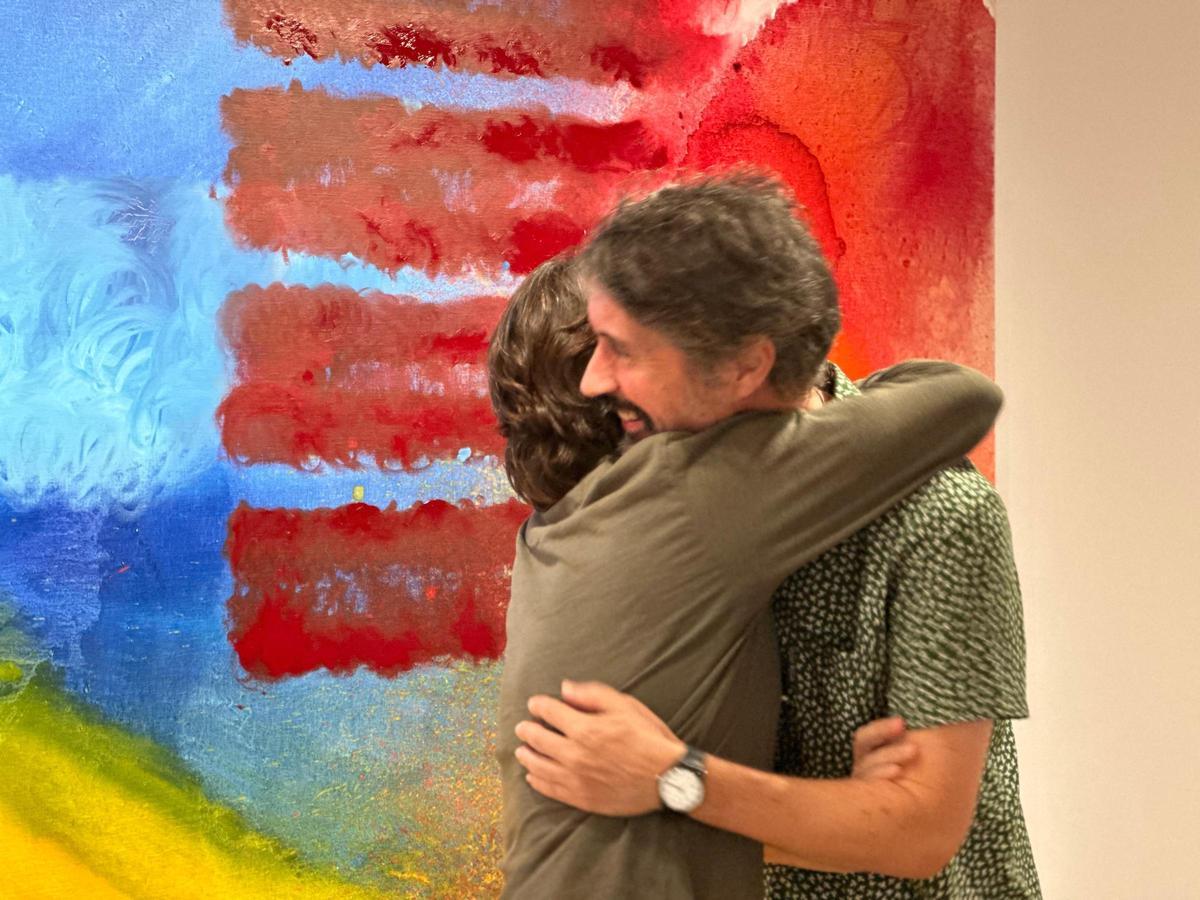 Carlos Violadé y Rubén Alonso se abrazan al finalizar la entrevista con este medio.