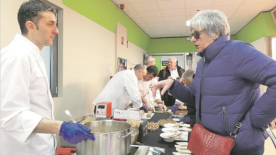 Peñíscola reparte 1.000 raciones de platos tradicionales en el mercado de Las Ventas