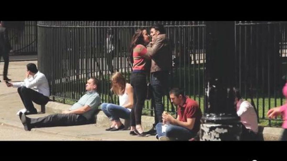Les imatges mostren com una dona agredeix un home enmig d’un parc i la gent del voltant ho mira i riu.