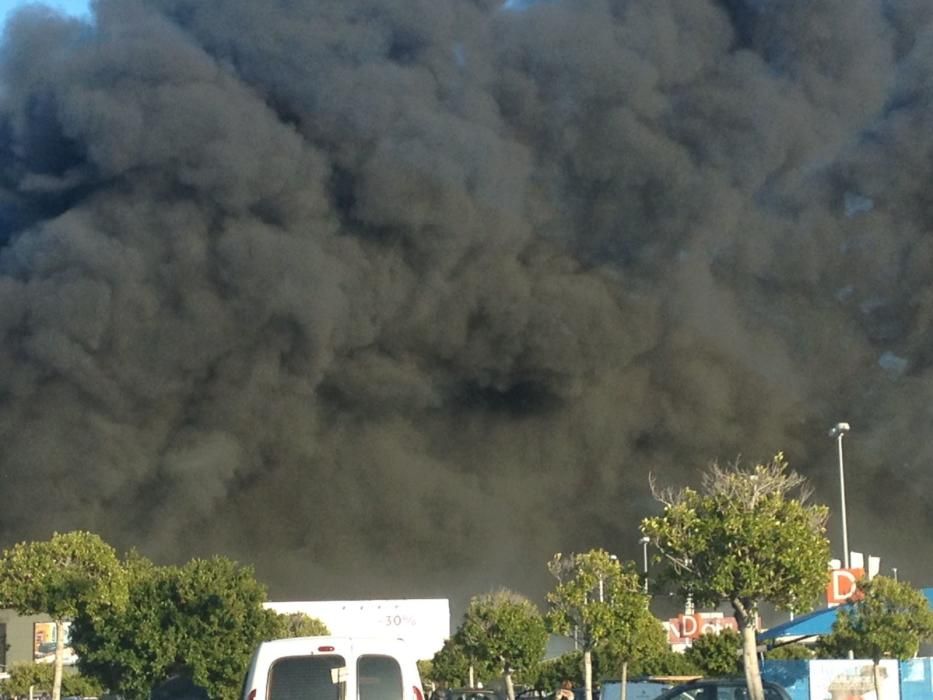 El comercio ubicado en el Parque Comercial Bahía Azul salía ardiendo este viernes por la tarde