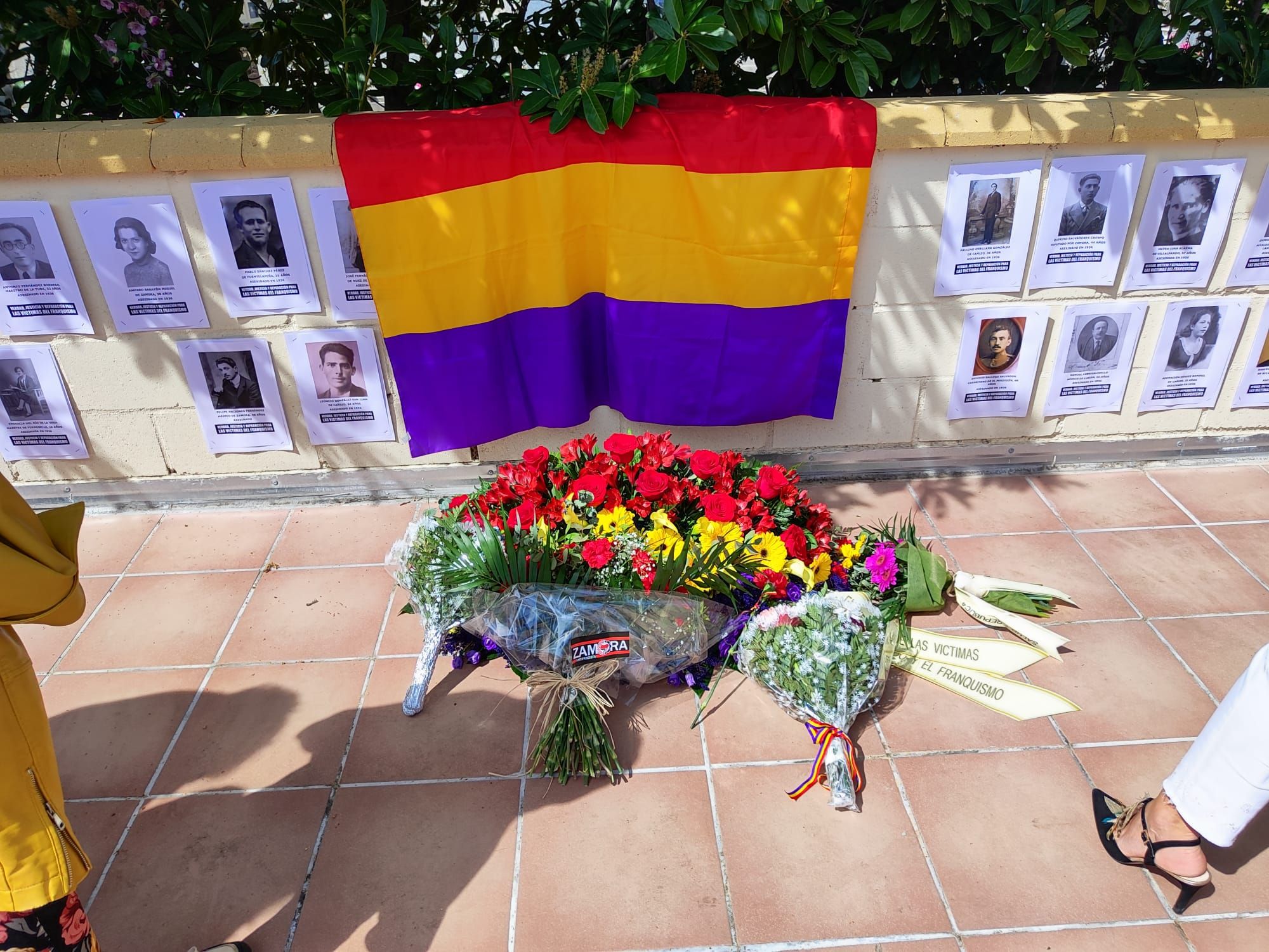 Bandera republicana y flores para recordar a los fusilados por Franco.jpeg