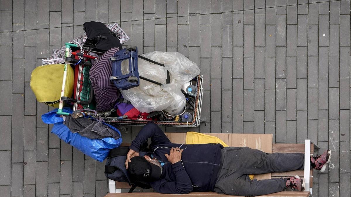 Barcelona obre un refugi diürn contra la calor per a 75 sensesostre