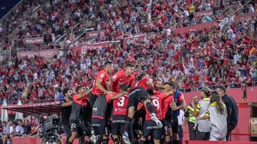 Los jugadores del Mallorca celebran ante los aficionados el gol de Abdón ante el Rayo de la pasada campaña.