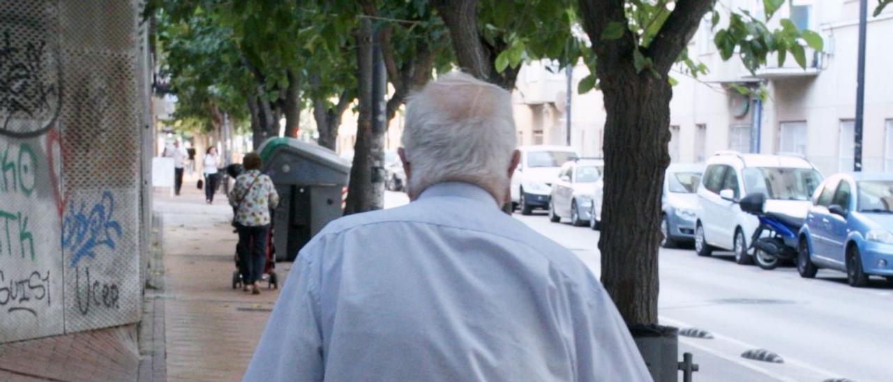 Un jubilado pasea
por una calle de 
Murcia.  Juan Carlos Caval