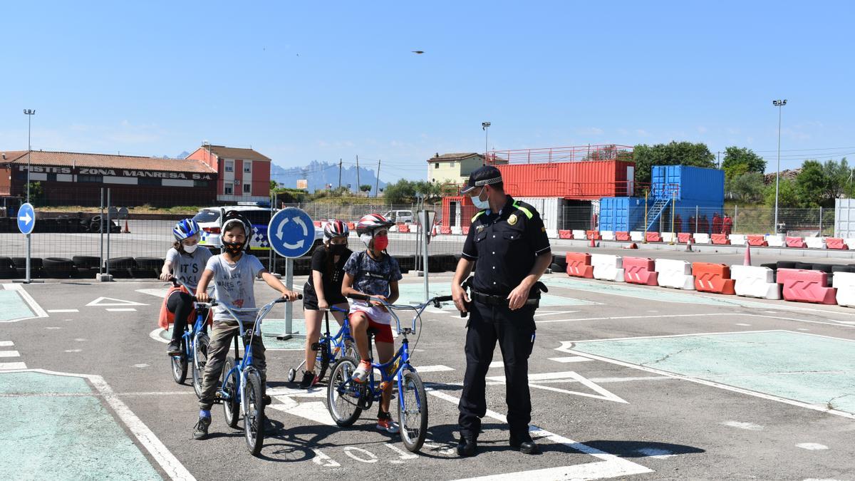 Un agent amb els alumnes que participen en el curs